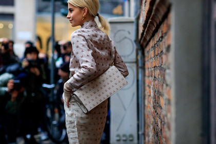 graphic bag, graphic skirt, leather bag, max mara, printed bag, printed shirt, printed skirt, white bag, white shirt, white skirt, fashion week, frenchystyle, FW, jonathan paciullo, street style, MFW, MILAN, AUTUMN WINTER 2018-2019, FALL WINTER 2018-2019, FW 18-19, horizontal, atmosphere details, caro daur