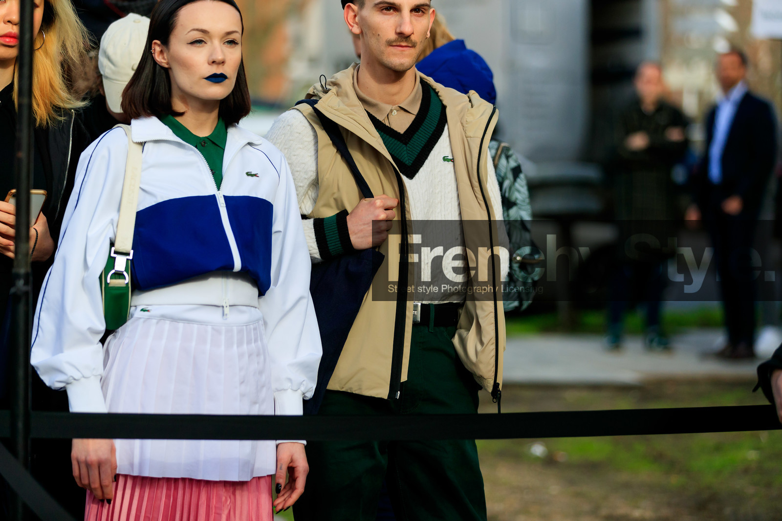 blue lipstick, blue jacket, white jacket, white skirt, pleated skirt, pink skirt, bicolor jacket, striped jacket, zipped jacket, green polo shirt, sportswear, sportswear jacket, lacoste jacket, lacoste polo shirt, lacoste pullover, lacoste skirt, white pullover, beige jacket, sleeveless jacket, green pullover, beige polo shirt, lacoste total look, fashion week, frenchystyle, FW, jonathan paciullo, street style, PFW, PARIS, horizontal, atmosphere details, detail