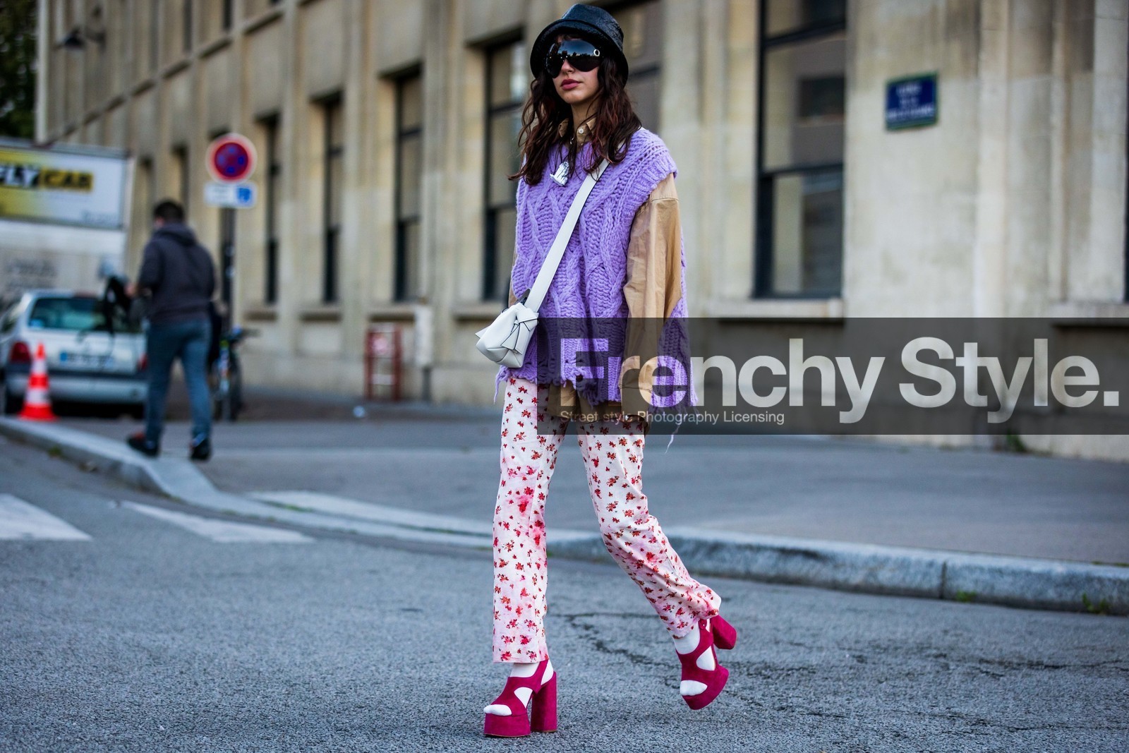 acne bag, bag, Barbara Malewicz, beige shirt, black bob, black sunglasses, bob, crossbody bag, floral print, flower print, knitwear, leather bob, lila knit, oversize sunglasses, pants, pink pants, pink sandals, print, printed pants, sandals, shirt, sleveless knitwear, sunglasses, white bag, street style, jonathan paciullo, FW, frenchystyle, fashion week, PFW, PARIS, SPRING SUMMER 2022, SS 22, horizontal, atmosphere details, full length