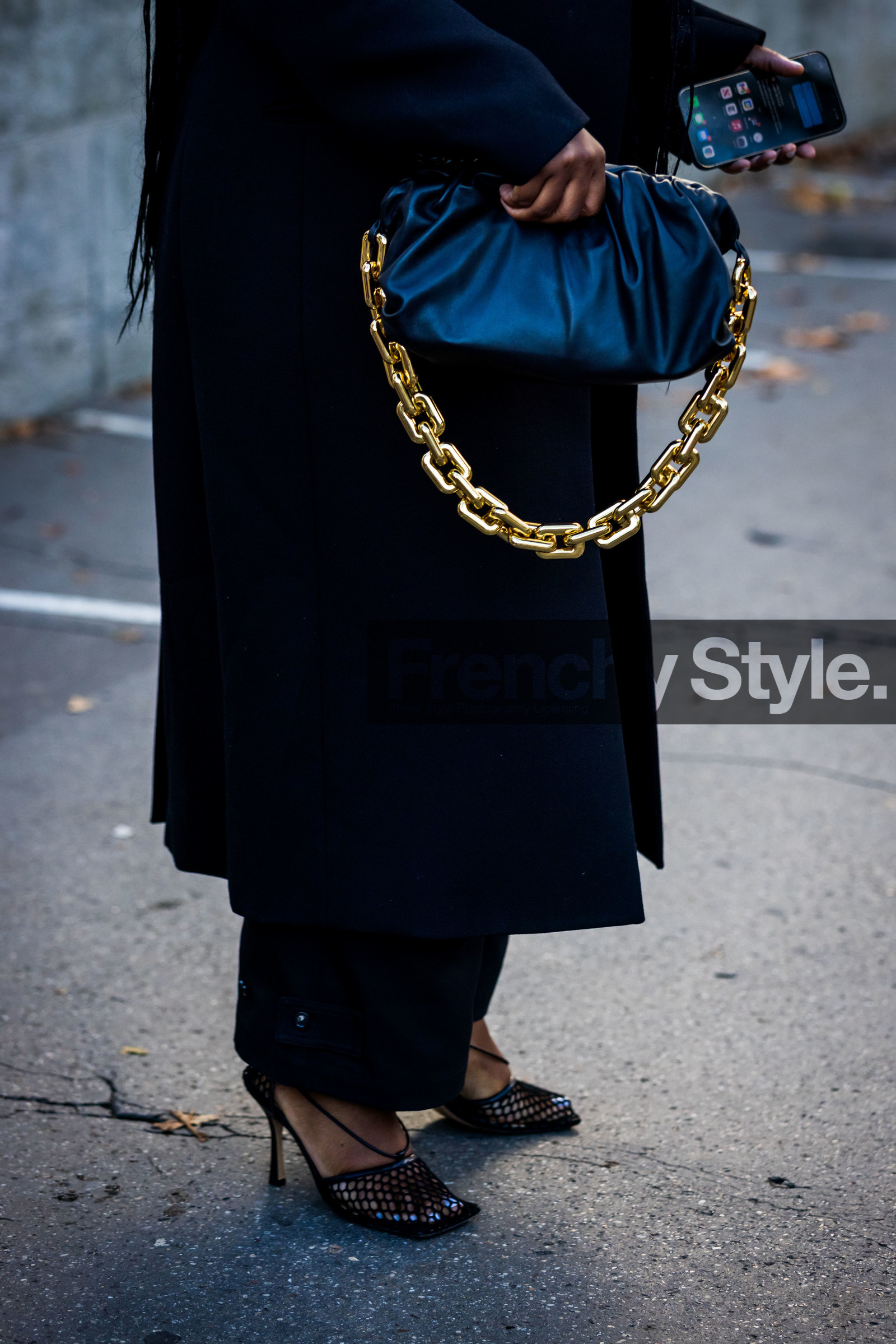 bag, black bag, black coat, black pants, black sandals, bottega veneta bag, bottega veneta shoes, chain bag, close up, detail, leather bag, long coat, sandals, fashion week, frenchystyle, FW, jonathan paciullo, street style, PFW, PARIS, SPRING SUMMER 2022, SS 22, vertical, atmosphere details