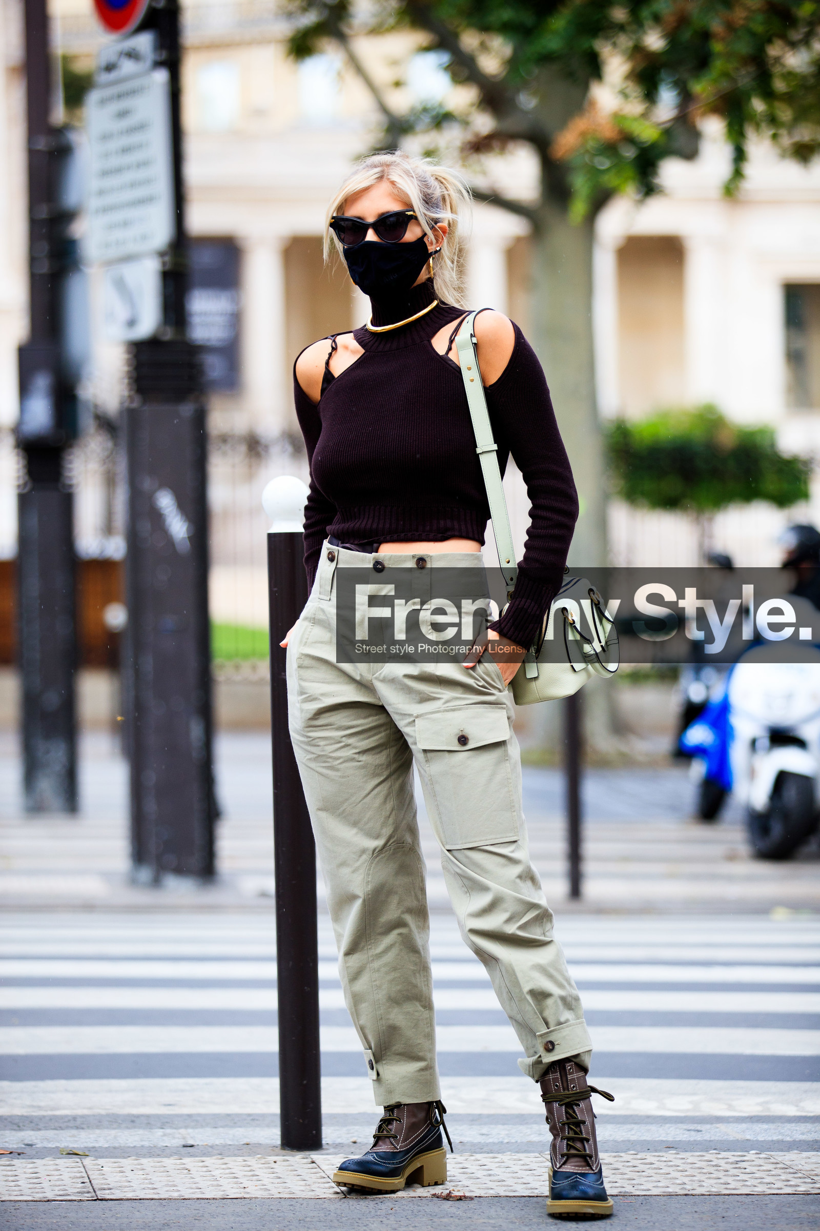 xenia adonts, asymetrical pullover, asymmetrical top, silk top, black pullover, black top, kaki pants, multi pocket pants, hiking boots, chloe bag, chloe shoes, white leather bag, shoulder bag, bottega veneta sunglasses, scale sunglasses, butterfly sunglasses, turtleneck pullover, turtleneck top, brown leather boots, black leather boots, big sole boots, laced boots, flat boots, covid face mask, fashion week, frenchystyle, FW, jonathan paciullo, street style, PFW, PARIS, SPRING SUMMER 2021, SS 21, vertical, full length