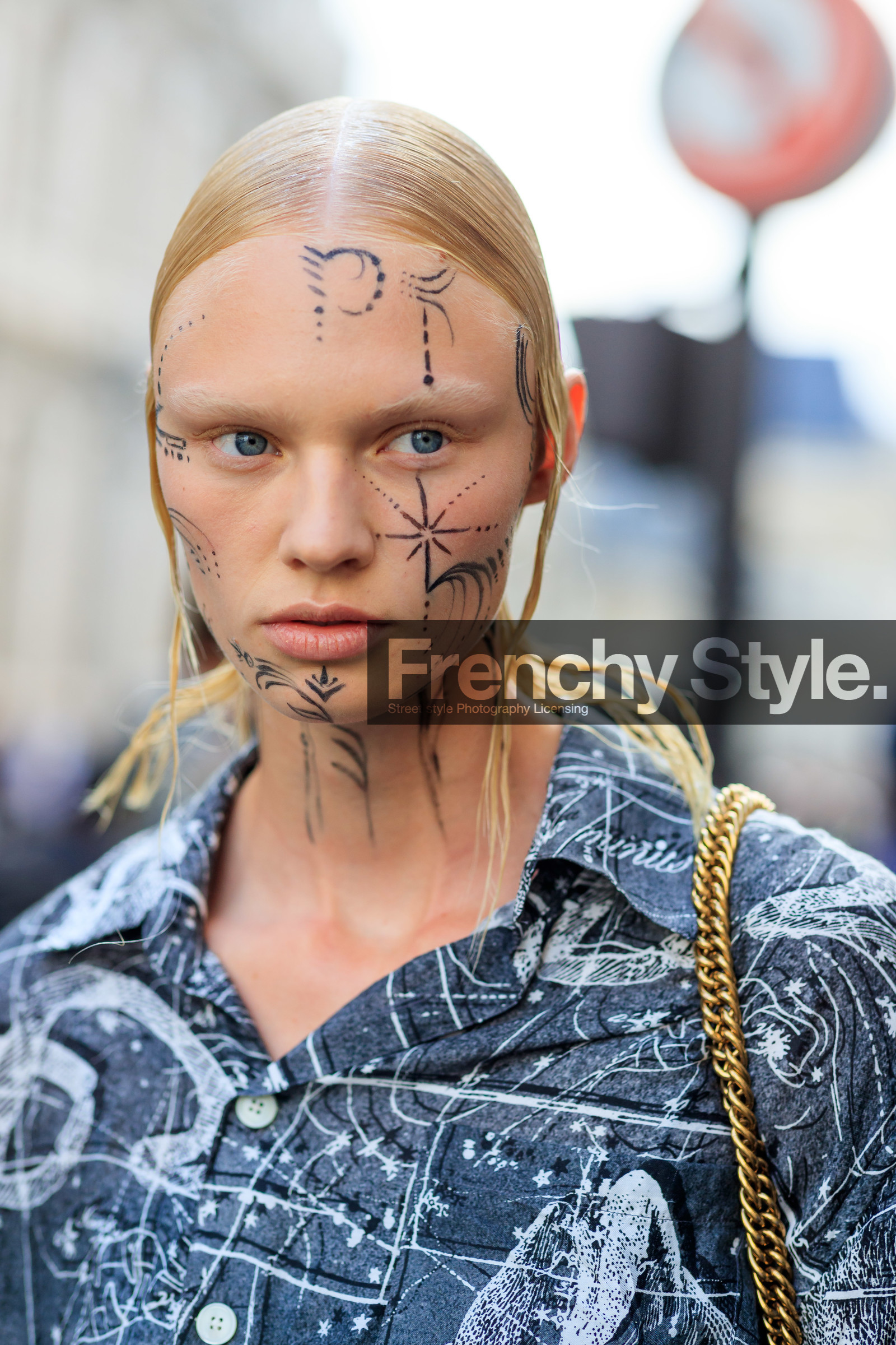 haircut, hair details, make up, make up details, tatoo, tatoo all over, tatoo detail, close up detail, grey shirt, printed shirt, fashion week, frenchystyle, FW, jonathan paciullo, street style, PFW, PARIS, AUTUMN WINTER 2021-2022, FALL WINTER 2021-2022, FW 21-22, vertical, atmosphere details, detail, portrait