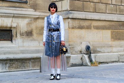 atmosphere details, black and white shoes, black bag, black belt, fashion week, frenchystyle, full length, FW, high heels, horizontal, jonathan paciullo, leather bag, leather belt, leather shoes, mademoiselle yulia, MENSWEAR, PARIS, PFW, red lips, SPRING SUMMER 2018, SS 18, street style, sunglasses, thom browne, transparent coat, trench coat, white shirt