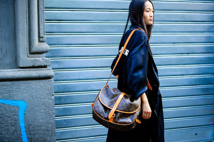 black jacket, brown bag, graphic bag, leather bag, louis vuitton, model, monogram, printed bag, fashion week, frenchystyle, FW, jonathan paciullo, street style, MFW, MILAN, SPRING SUMMER 2019, SS 19, atmosphere details, horizontal, detail