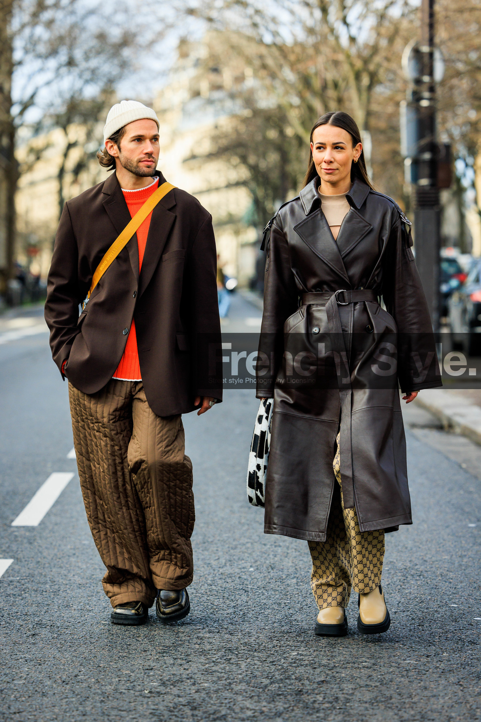 leather trench, brown trench, gucci pants, logo pants, beige bottines, cow print bag, animal print bag, coperni bag, beige top, cut out top, oatmeal beanie, orange sweatshirt, brown blazer, crossbody bag, baggy pants, brown trousers, dark brown mocassins, couple, fashion week, frenchystyle, FW, jonathan paciullo, street style, PFW, PARIS, menswear, AUTUMN WINTER 2022-2023, FALL WINTER 2022-2023, FW 22-23, full length, vertical