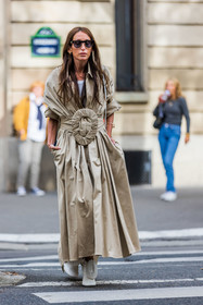 beige coat, belt, boots, Chloé Harrouche, coat, leather boots, loewe look, long coat, oversize belt, ray ban, statement boots, statement coat, sunglasses, white boots, street style, jonathan paciullo, FW, frenchystyle, fashion week, PFW, PARIS, SPRING SUMMER 2022, SS 22, vertical, full length