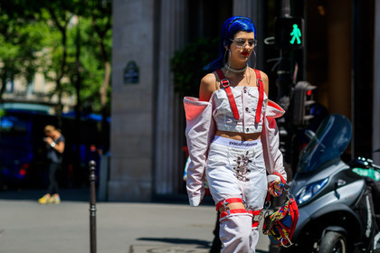 atmosphere details, blue hair, choker, detail, dyed hair, fashion week, frenchystyle, FW, horizontal, jonathan paciullo, leather bag, MENSWEAR, multicolor bag, necklace, open work, paco rabanne, PARIS, PFW, pink pants, pink top, printed bag, red bag, sita abellan, SPRING SUMMER 2018, SS 18, street style, suspenders, trousers