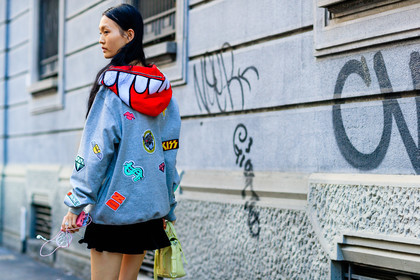 american, atmosphere details, back detail, black skirt, cartoon, detail, drawings, embroidered sweater, fashion week, frenchystyle, FW, grey sweater, hood, hoodie, horizontal, jonathan paciullo, leather bag, MFW, MILAN, model, printed sweater, SPRING SUMMER 2017, SS 17, street style, yellow bag