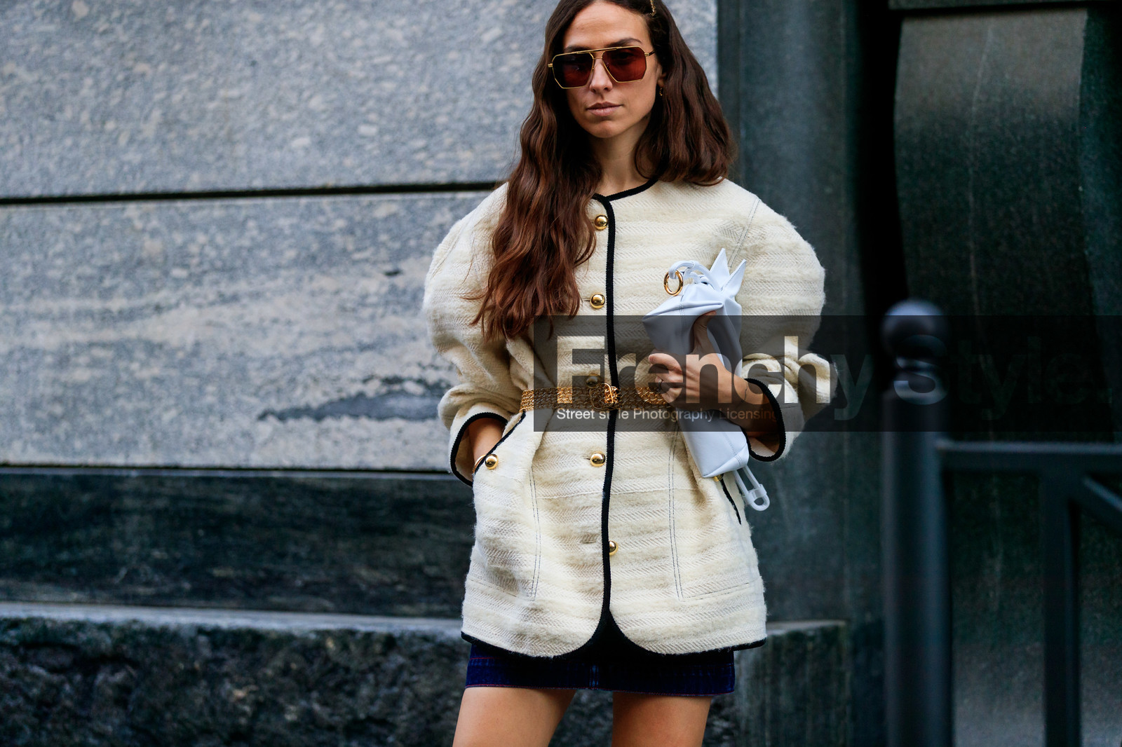 erika boldrin, white jacket, white coat, tweed coat, tweed jacket, woolen coat, woolen jacket, golden belt, golden frame sunglasses, metalic belt, belted coat, belted jacket, aviator sunglasses, geometric shape glasses, white leather clutch, hair clip, fashion week, frenchystyle, FW, jonathan paciullo, street style, MFW, MILAN, AUTUMN WINTER 2020-2021, FALL WINTER 2020-2021, FW 20-21, horizontal, atmosphere details, detail