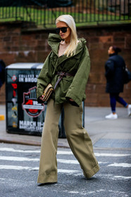 kate davidson hudson, kaki parka, kaki pants, belted parka, brown leather belt, flare pants, loose pants, loose dress, black sunglasses, big sunglasses, fashion week, frenchystyle, FW, jonathan paciullo, street style, NYFW, NEW YORK, AUTUMN WINTER 2020-2021, FALL WINTER 2020-2021, FW 20-21, vertical, full length