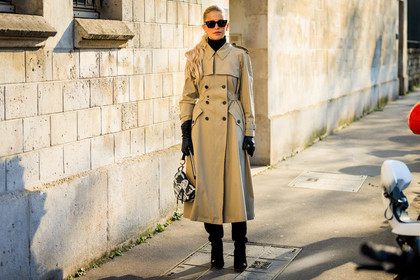 classic trench, beige trench, black sunglasses, dior, dior saddle bag, printed bag, dior bag, black boots, black gloves, leather gloves, fashion week, frenchystyle, FW, jonathan paciullo, street style, PARIS, PFW, SPRING SUMMER 2022, SS 22, full length, caro daur