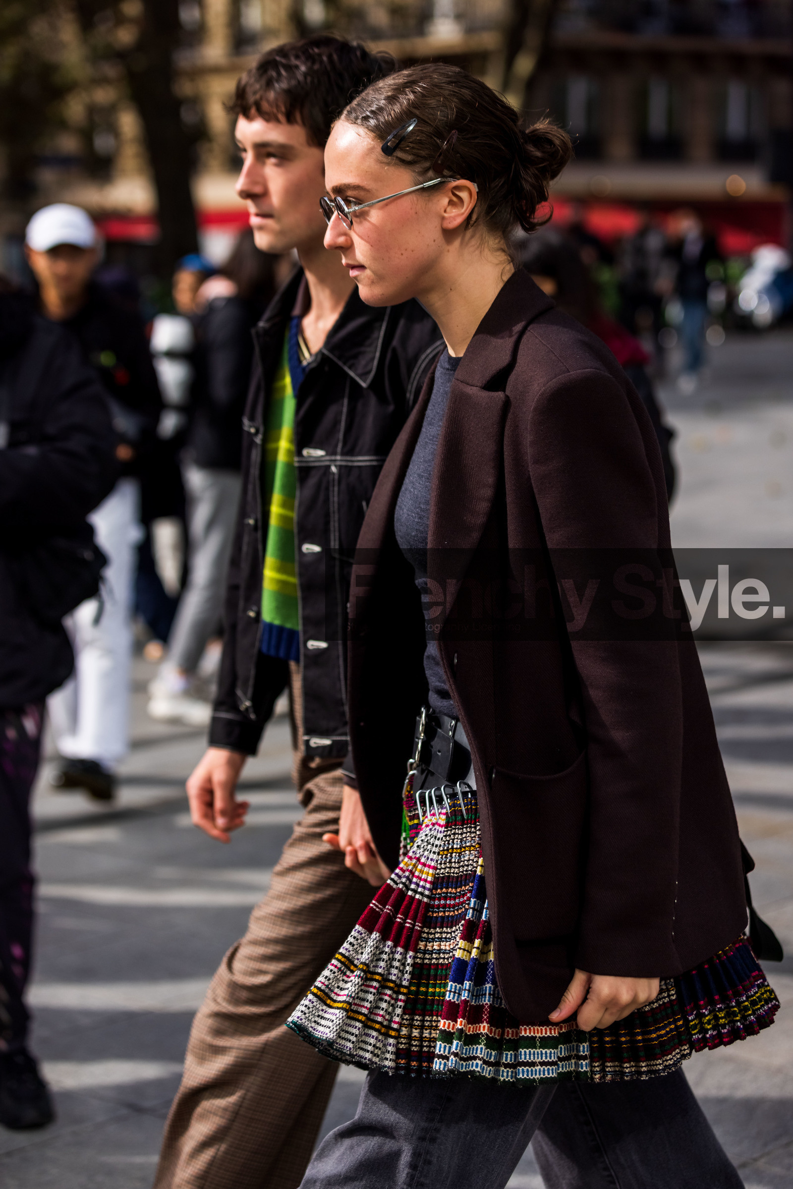 black jacket, blazer, brown blazer, brown couple, clip, denim, derbies, Ella Emhoff, hairstyle, jean, knitwear, mini skirt, pants, pleated skirt, print, printed skirt, Samuel Hine, skirt, stripes, fashion week, frenchystyle, FW, jonathan paciullo, street style, PFW, PARIS, SPRING SUMMER 2022, SS 22, vertical, atmosphere details