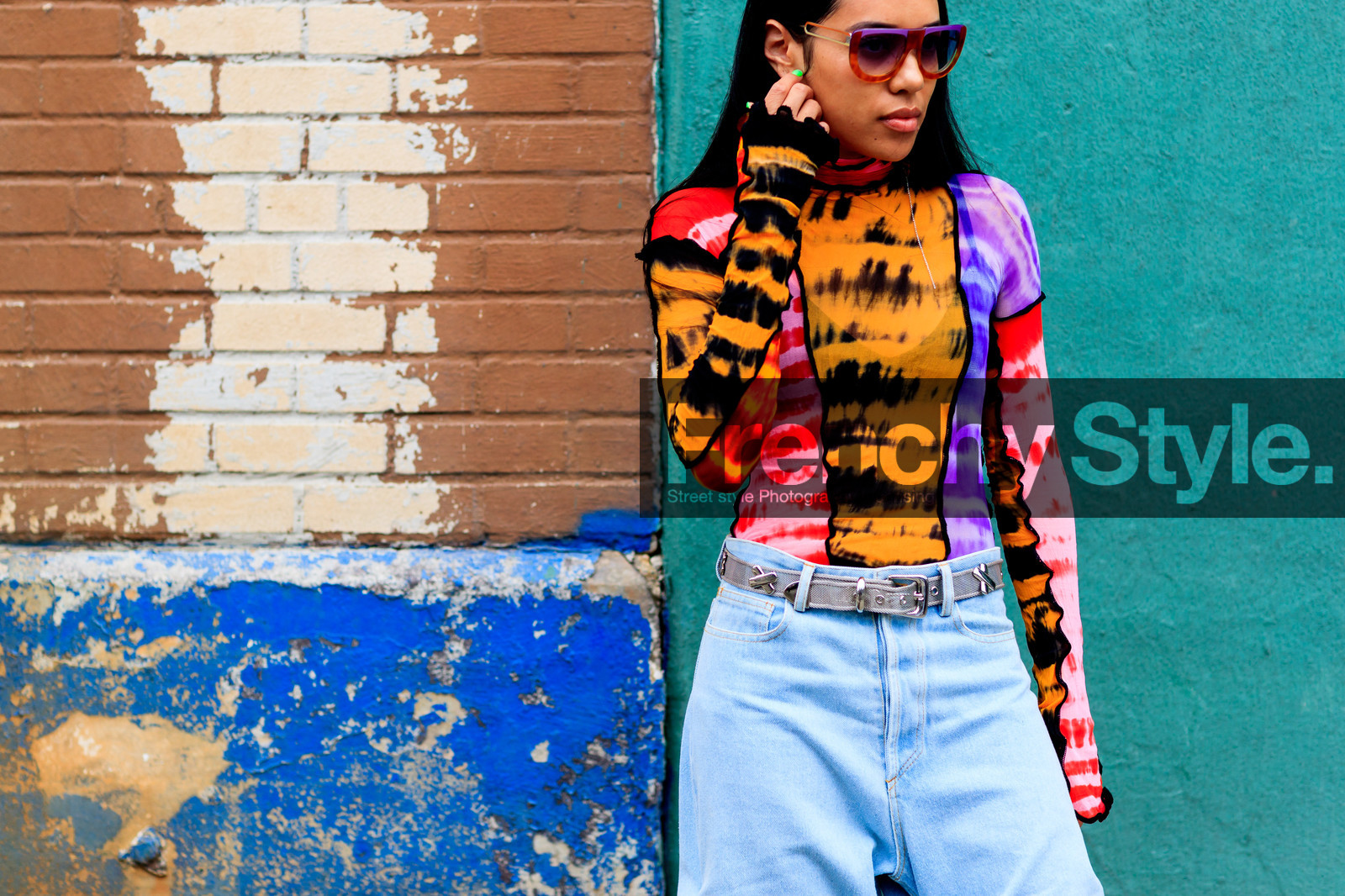 aleali may, blue denim, denim pants, jeans, metallic belt, multicolor sweater, orange, purple, red, sunglasses, tie & die, trousers, tye dye, street style, jonathan paciullo, FW, frenchystyle, fashion week, NYFW, NEW YORK, SPRING SUMMER 2019, SS 19, atmosphere details, horizontal, detail