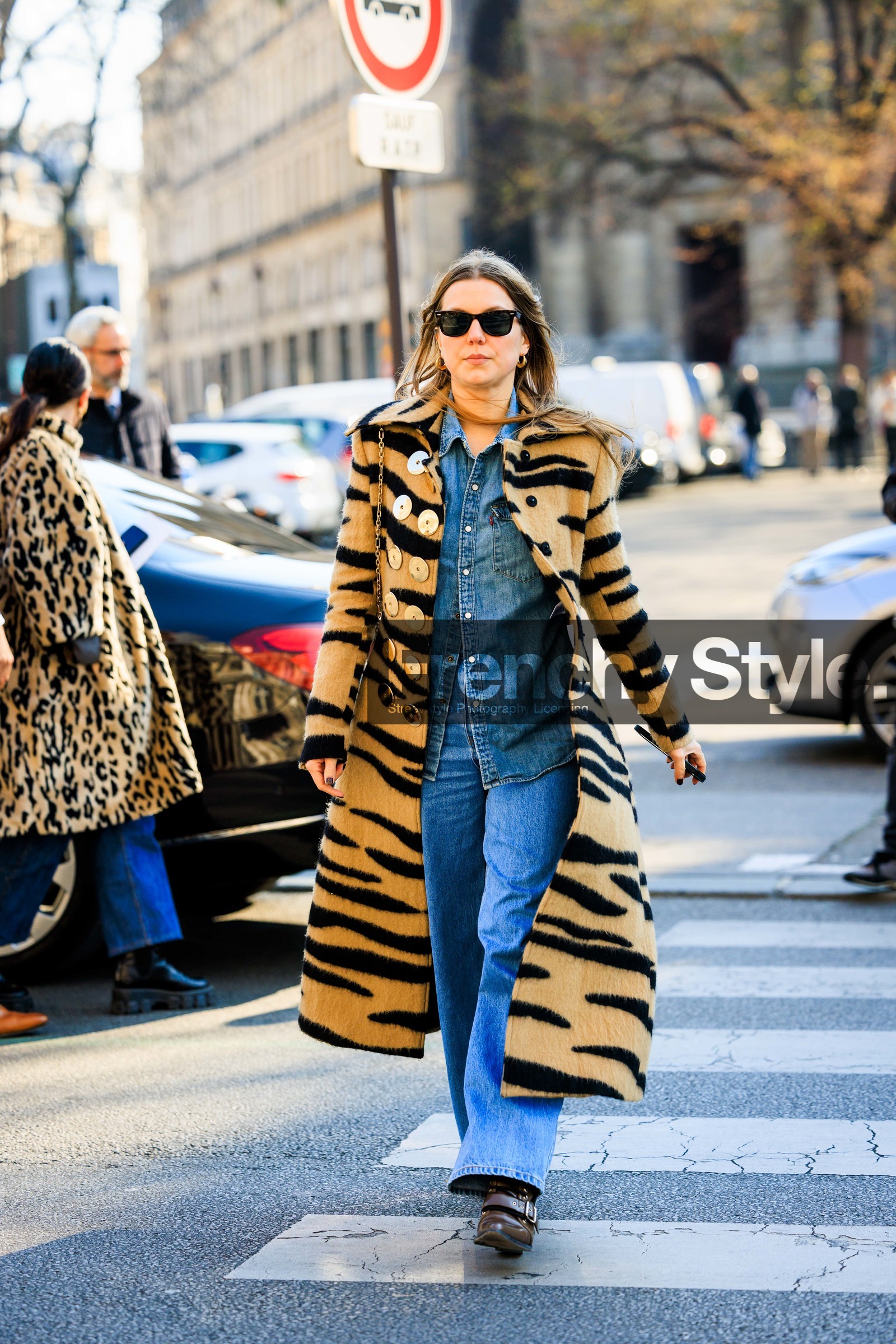 animal print coat, black sunglasses, denim jacket, denim pants, jeans, tiger coat, brown boots, black sunglasses, street style, jonathan paciullo, FW, frenchystyle, fashion week, AUTUMN WINTER 2022-2023, FALL WINTER 2022_2023, FW 22-23, PFW, PARIS, full length, vertical