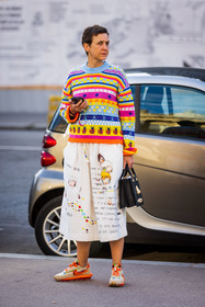bag, black bag, color, knitwear, leather bag, multicolor, printed knitwear, printed skirt, Sarah Colette, schiaparelli bag, skirt, sneakers, stripes, white skirt, street style, jonathan paciullo, FW, frenchystyle, fashion week, PFW, PARIS, SPRING SUMMER 2022, SS 22, vertical, full length