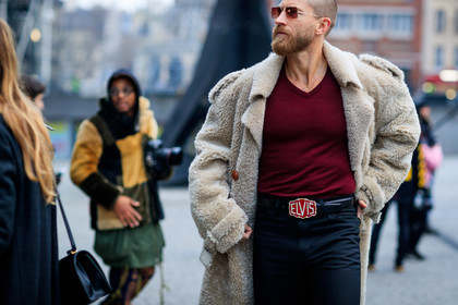 beige coat, beige fur, belt, black denim, bordeaux, burgundy, denim pants, Fur coat, jeans, red t shirt, sunglasses, trousers, fashion week, frenchystyle, FW, jonathan paciullo, street style, PFW, PARIS, SPRING SUMMER 2017, SS 17, HAUTE COUTURE, atmosphere details, detail, horizontal, justin o'shea