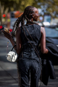 afro braid, back, back detail, bag, braid, corsert, denim, denim jumpsuit, grey denim, grey jean, grey jumpsuit, hairstyle, jumpsuit, Shanelle Nyasiase, white bag, street style, jonathan paciullo, FW, frenchystyle, fashion week, PFW, PARIS, SPRING SUMMER 2022, SS 22, vertical, atmosphere details