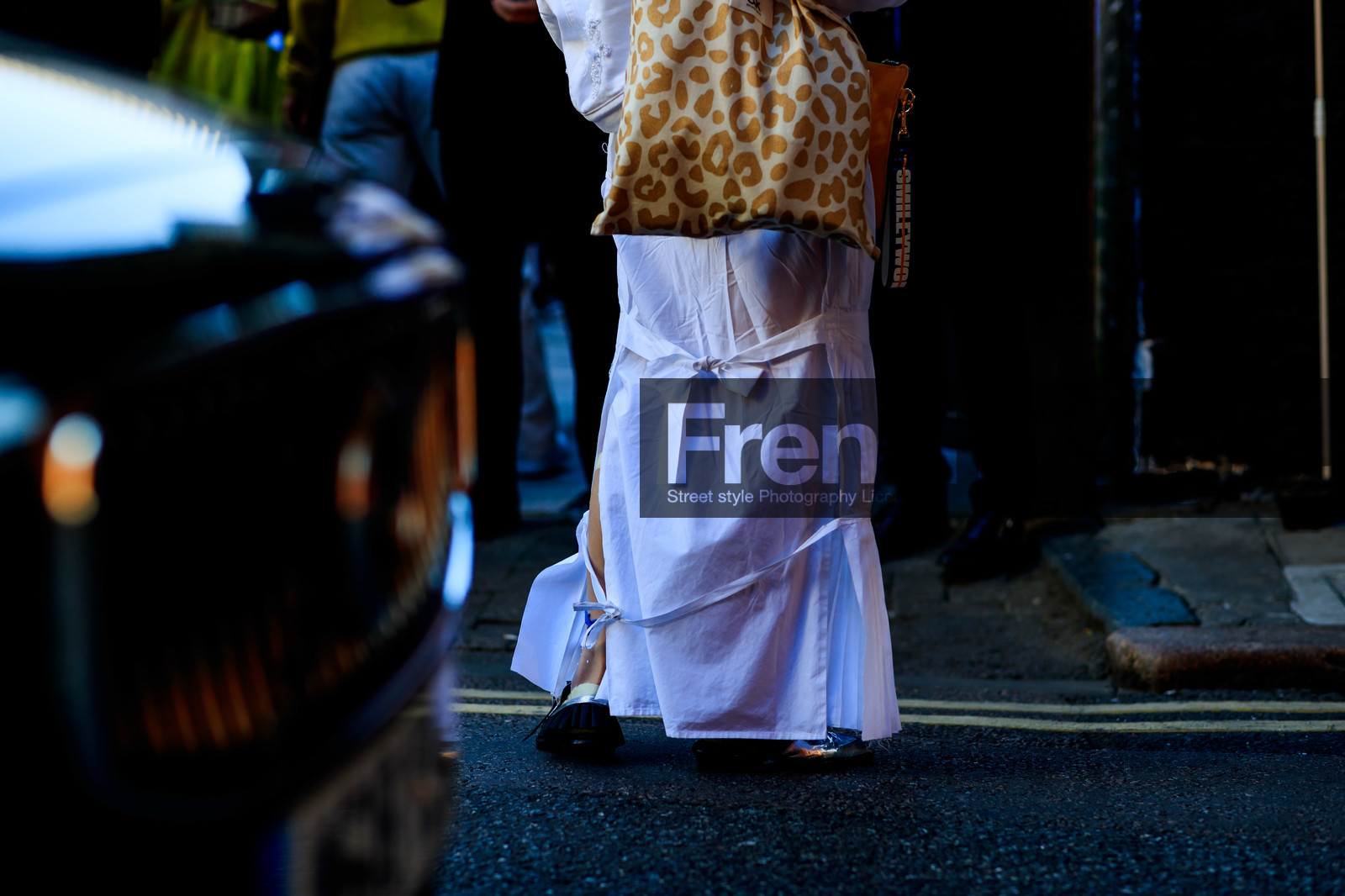 white total look, knot details, animal print tote bag, white skirt, printed strap, back details, fashion week, frenchystyle, FW, jonathan paciullo, street style, atmosphere details, horizontal, detail