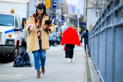 beige coat, black bag, blue denim, denim pants, graphic bag, high heels, jeans, leather bag, leather shoes, multicolor sweater, printed bag, sunglasses, trousers, street style, jonathan paciullo, FW, frenchystyle, fashion week, NYFW, NEW YORK, AUTUMN WINTER 2018-2019, AW 18-19, FALL WINTER 2018-2019, FW 18-19, atmosphere details, horizontal, full length, leaf greener
