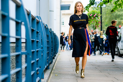 atmosphere details, black belt, black skirt, black t shirt, fashion week, frenchystyle, full length, FW, glitter, golden boots, golden jewelry, golden shoes, gucci, high waist, horizontal, jonathan paciullo, leather belt, leather shoes, LFW, LONDON, metallic heels, necklace, pernille teisbaek, printed t shirt, shiny boots, shiny shoes, SPRING SUMMER 2017, SS 17, street style, woman