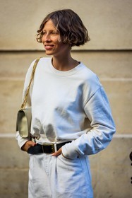 bag, belt, black belt, chain bag, leather bag, monochrome, saint laurent bag, sweater, white bag, white denim, white jean, white monochrome, white sweater, ysl bag, street style, jonathan paciullo, FW, frenchystyle, fashion week, PFW, PARIS, SPRING SUMMER 2022, SS 22, vertical, atmosphere details