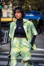 black top, green jogging, green shirt, green sweatpants, jogging, necklace, print, printed shirt, shirt, silver necklace, sweatpants, tie and dye, top, zipped top, street style, jonathan paciullo, FW, frenchystyle, fashion week, PFW, PARIS, SPRING SUMMER 2022, SS 22, vertical, atmosphere details