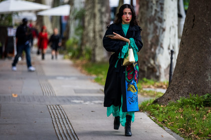 bag, black boots, black coat, black trench, boots, coat, color, dress, gold bag, green dress, makeup detail, print, printed coat, ruffles, trench, street style, jonathan paciullo, FW, frenchystyle, fashion week, PFW, PARIS, SPRING SUMMER 2022, SS 22, horizontal, atmosphere details, full length