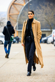 chanel, smoky eyes, classic trench, camel trench, black top, dark jeans, black jacket, black boots, fashion week, frenchystyle, FW, jonathan paciullo, street style, PARIS, PFW, SPRING SUMMER 2022, SS 22, full length, vertical, model