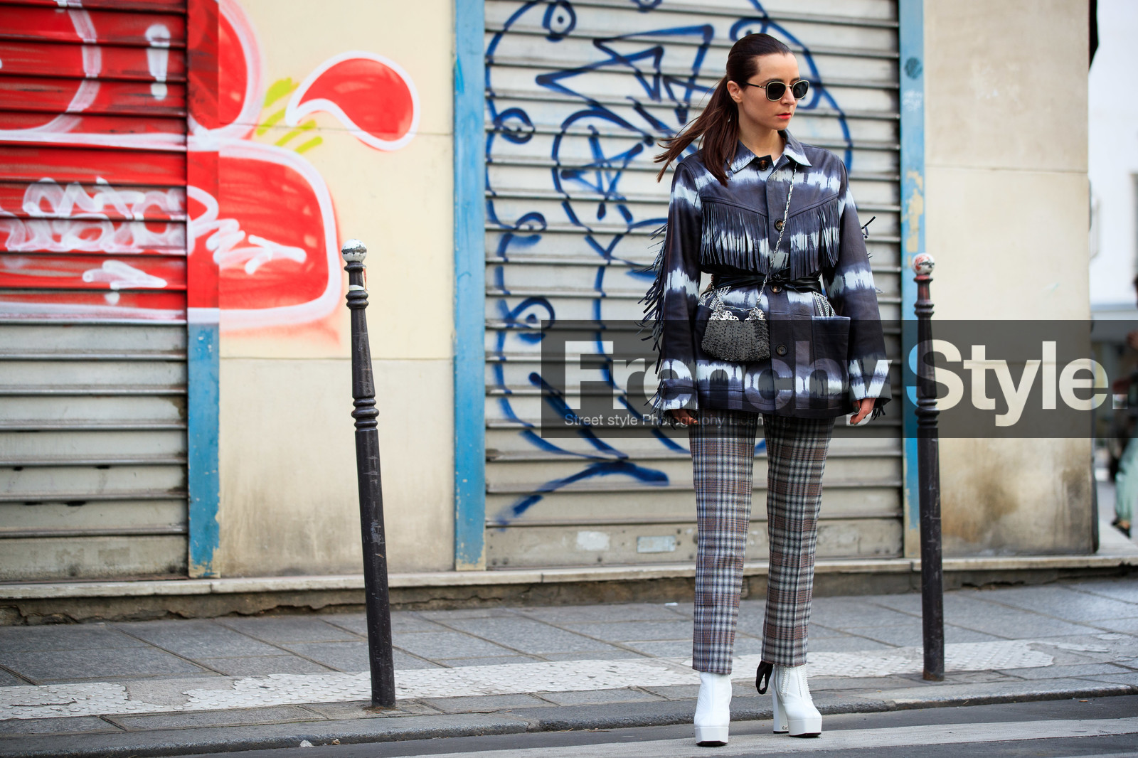 julia comil, black leather jacket, white leather boots, white leather jacket, tie and dye jacket, fringe jacket, belted jacket, black leather belt, strassed belt, metalic bag, paco rabanne bag, crossbody bag, checked pants, beige pants, grey pants, cropped pants, wedge boots, metalic frame sunglasses, round shape glasses, PARIS, PFW, fashion week, frenchystyle, FW, jonathan paciullo, street style, SPRING SUMMER 2021, SS 21, horizontal, atmosphere details, full length