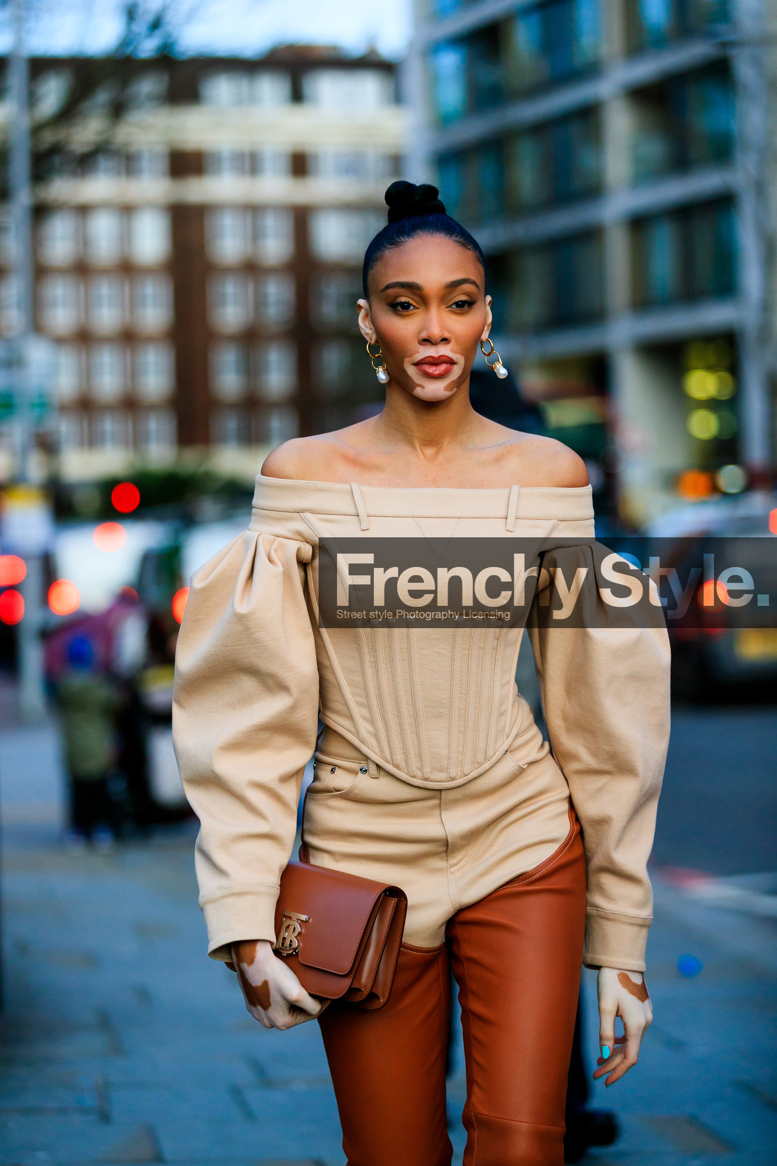 model, winnie harlow, beige pants, beige blouse, beige top, half soulder top, half shoulder blouse, balloon sleeves, corset top, high boots, camel leather boots, brown leather bag, brown leather boots, dangling earrings, golden earrings, pearl earrings, burberry bag, brown leather pants, fashion week, frenchystyle, FW, jonathan paciullo, street style, LFW, LONDON, AUTUMN WINTER 2020-2021, FALL WINTER 2020-2021, FW 20-21, vertical, atmosphere details, detail