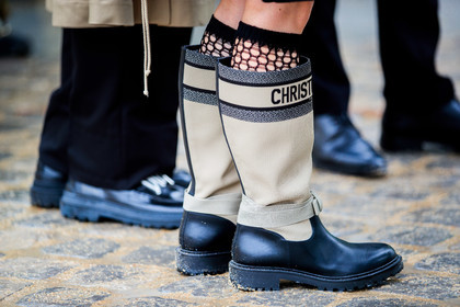 maisie williams, dior boots, close up detail, shoes detail, flat boots, black leather boots, beige boots, logo printed boots, black socks, openwork socks, fishnet socks, fashion week, frenchystyle, FW, jonathan paciullo, street style, PFW, PARIS, SPRING SUMMER 2021, SS 21, horizontal, atmosphere details, detail