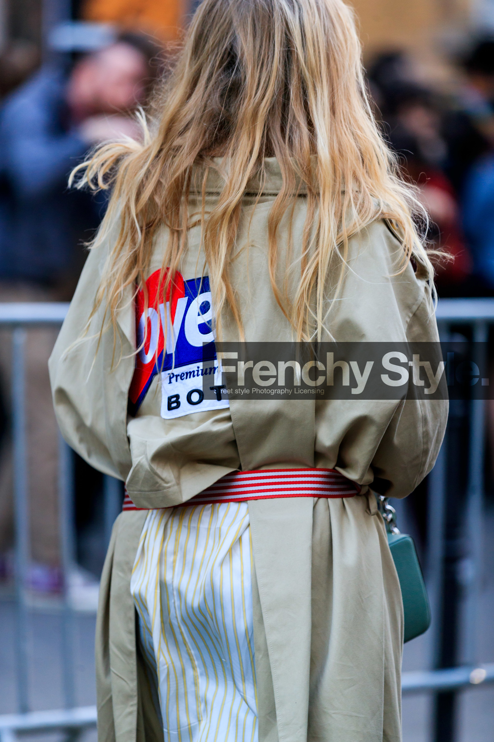 beige coat, stripes, trench coat, PARIS, PFW, street style, jonathan paciullo, FW, frenchystyle, fashion week, AUTUMN WINTER 2019-2020, AW 19-20, FALL WINTER 2019-2020, FW 19-20, vertical, atmosphere details, detail