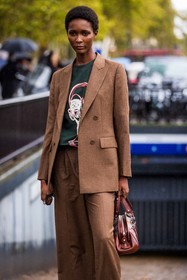 bag, blazer, brown bag, brown blazer, brown pants, brown suits, green t-shirt, leatther bag, Mahany Pery, pants, printed t-shirt, suits, t-shirt, fashion week, frenchystyle, FW, jonathan paciullo, street style, PFW, PARIS, SPRING SUMMER 2022, SS 22, vertical, atmosphere details, model
