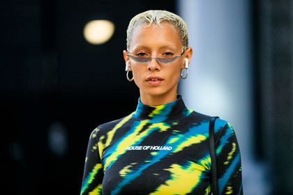 butterfly sunglasses, smoked sunglasses, thin sunglasses, dyed hair, short hair, airpod, hoop earrings, house of holland dress, tie and dye dress, black and green dress, turtleneck dress, future shape sunglasses, thin eyebrows, tight dress, fashion week, frenchystyle, FW, jonathan paciullo, street style, atmosphere details, horizontal, detail