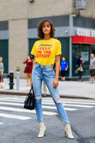 beige boots, black bag, blue denim, denim pants, graphic top, high heels, jeans, leather bag, leather shoes, printed t shirt, ripped pants, trousers, yellow t shirt, model, fashion week, frenchystyle, FW, jonathan paciullo, street style, NYFW, NEW YORK, SPRING SUMMER 2019, SS 19, vertical, full length
