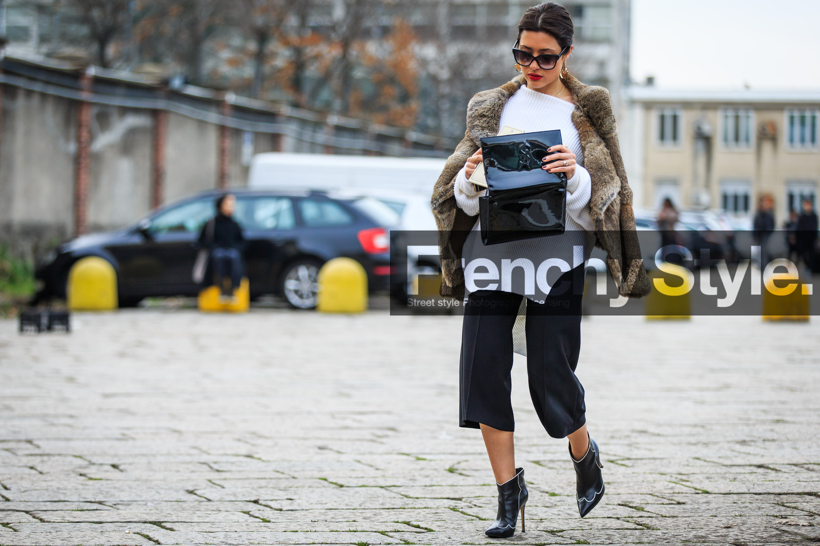 atmosphere details, AUTUMN WINTER 2016-2017, AW 16-17, black bag, black boots, black clutch, black pants, brown fur, FALL WINTER 2016-2017, fashion week, frenchystyle, full length, fur jacket, FW, FW 16-17, high heels, horizontal, jonathan paciullo, leather bag, leather boots, LFW, LONDON, MENSWEAR, over the shoulder, oversize, street style, sunglasses, trousers, varnished leather, white knit, white sweater