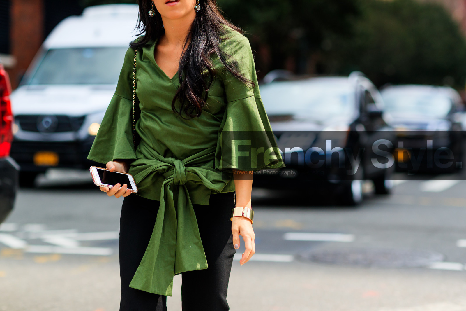 atmosphere details, black pants, detail, fashion week, frenchystyle, FW, golden jewelry, green top, horizontal, iphone, jonathan paciullo, NEW YORK, NYFW, SPRING SUMMER 2018, SS 18, street style, trousers