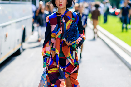 atmosphere details, blue bag, detail, fashion week, frenchystyle, fringes, FW, horizontal, jonathan paciullo, leather bag, MFW, MILAN, multicolor dress, printed dress, SPRING SUMMER 2017, SS 17, street style