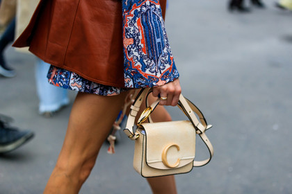 beige bag, chloé, graphic dress, leather bag, printed dress, PARIS, PFW, street style, jonathan paciullo, FW, frenchystyle, fashion week, AUTUMN WINTER 2019-2020, AW 19-20, FALL WINTER 2019-2020, FW 19-20, horizontal, atmosphere details, detail