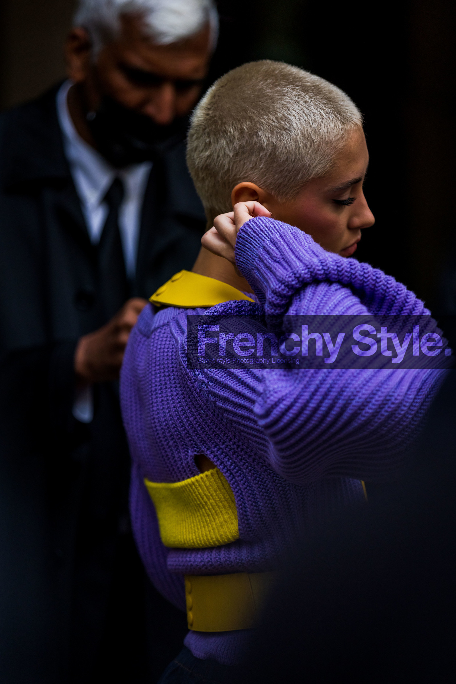 back, back detail, belt, color, Iris Law, knitwear, purple knitwear, yellow belt, street style, jonathan paciullo, FW, frenchystyle, fashion week, PFW, PARIS, SPRING SUMMER 2022, SS 22, vertical, atmosphere details