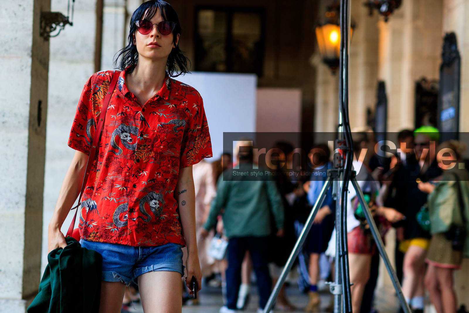 animal print, blue denim, denim shorts, graphic shirt, leather bag, prada, printed shirt, red bag, red shirt, sunglasses, wet hair, fashion week, frenchystyle, FW, jonathan paciullo, street style, PFW, PARIS, atmosphere details, horizontal, detail, model, AUTUMN WINTER 2018-2019, FALL WINTER 2018-2019, FW 18-19