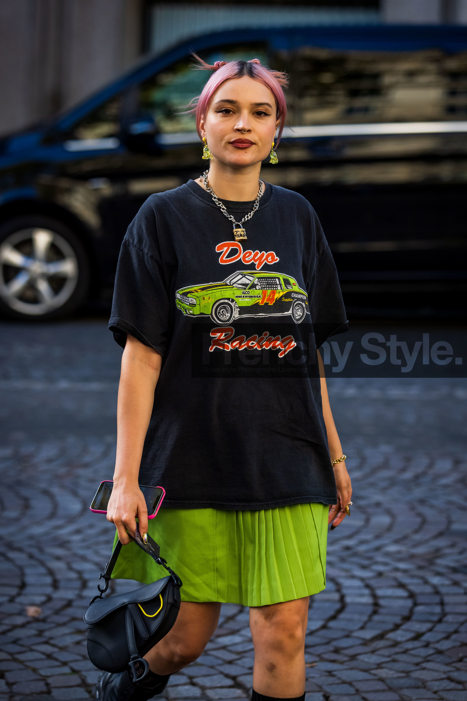 bag, black bag, black t-shirt, bracelet, chain necklace, dior bag, green skirt, leather bag, Lolo Zouai, necklace, pink hair, pleated skirt, printed t-shirt, saddle bag, skirt, t-shirt, vintage t-shirt, street style, jonathan paciullo, FW, frenchystyle, fashion week, PFW, PARIS, SPRING SUMMER 2022, SS 22, vertical, atmosphere details
