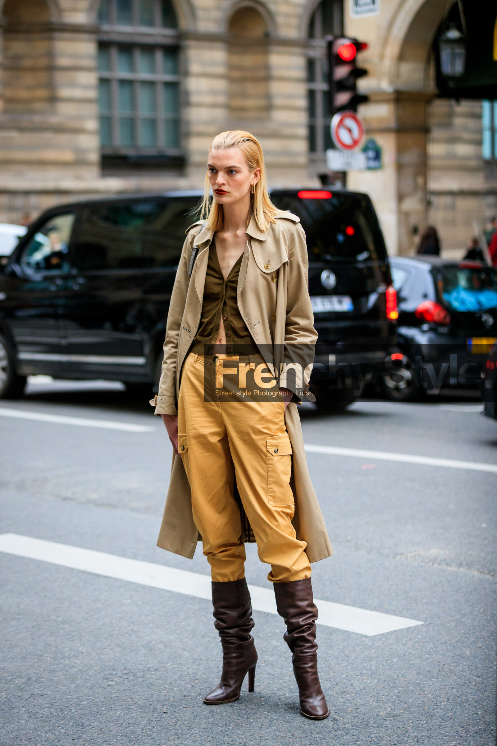 model, red lipstick, square shape earrings, dangling earrings, golden earrings, beige trench coat, kaki cardigan, yellow pants, multi pocket pants, brown leather boots, high boots, high heels boots, burberry trench coat, fashion week, frenchystyle, FW, jonathan paciullo, street style, PFW, PARIS, AUTUMN WINTER 2020-2021, FALL WINTER 2020-2021, FW 20-21, vertical, full length