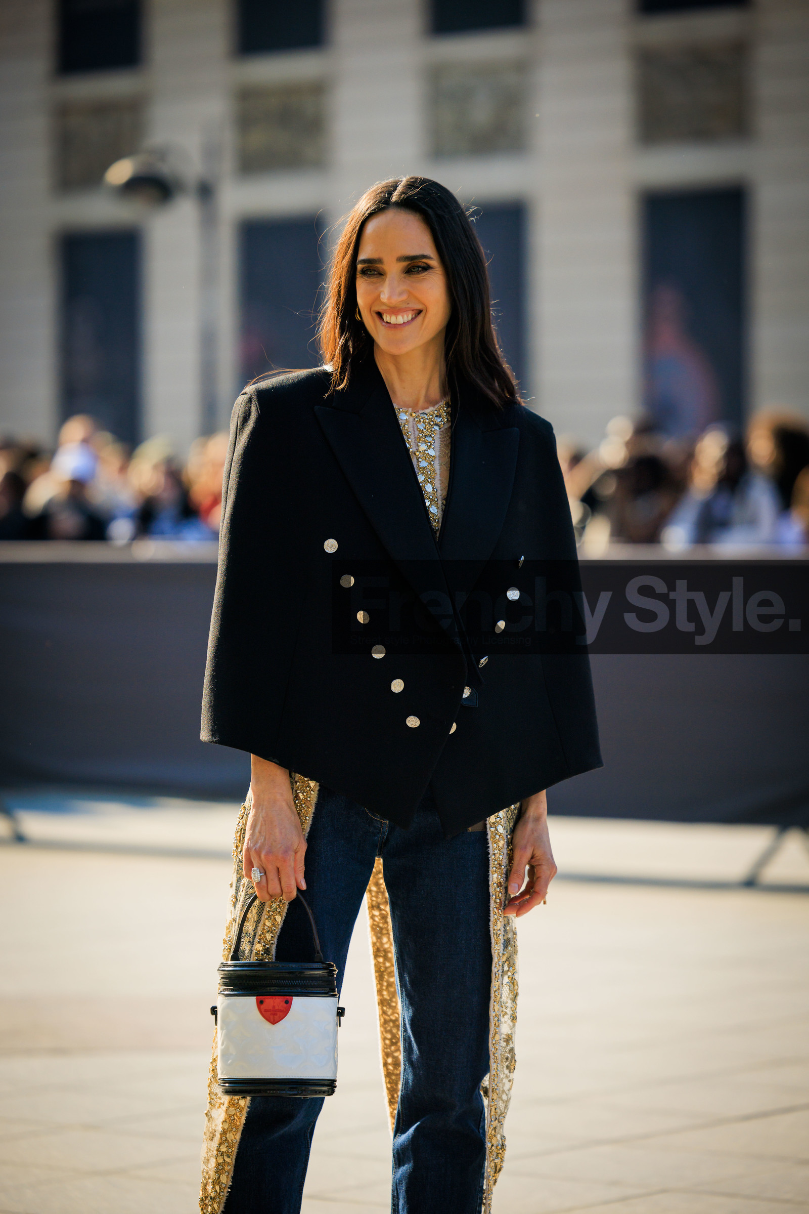 black cape, buttoned cape, embroidered top, louis vuitton, shiny pants, jeans, golden embroidered pants, bucket bag, white bag, louis vuitton bag, silver ring, smoky eyes, street style, jonathan paciullo, FW, frenchystyle, fashion week, AUTUMN WINTER 2022-2023, FALL WINTER 2022_2023, FW 22-23, PFW, PARIS, vertical, detail