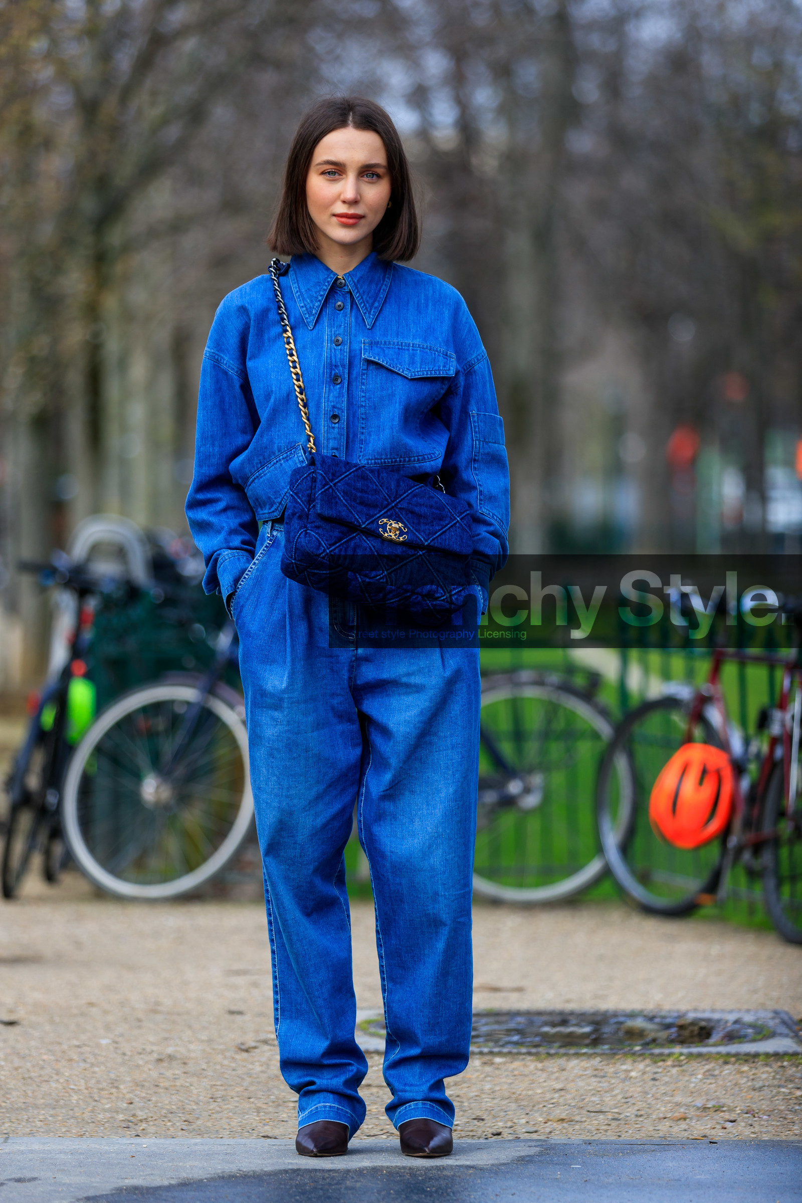 mary leest, denim, denim bag, denim jumpsuit, crossbody bag, quilted bag, big bag, chanel bag, long sleeves jumpsuit, denim total look, fashion week, frenchystyle, FW, jonathan paciullo, street style, PFW, PARIS, vertical, full length