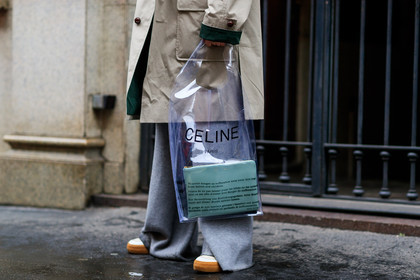blue bag, céline, graphic bag, grey coat, grey pants, leather bag, printed bag, transparent bag, trousers, wide pants, fashion week, frenchystyle, FW, jonathan paciullo, street style, MFW, MILAN, AUTUMN WINTER 2018-2019, FALL WINTER 2018-2019, FW 18-19, horizontal, atmosphere details, sylvia haghjoo