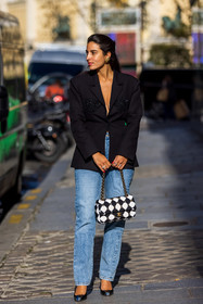 bag, Bettina Looney, bicolor bag, black bag, black blazer, black heels, blazer, blue denim, blue jean, chanel bag, denim, heels, jean, statement bag, statement blazer, strass, white bag, street style, jonathan paciullo, FW, frenchystyle, fashion week, PFW, PARIS, SPRING SUMMER 2022, SS 22, vertical, full length