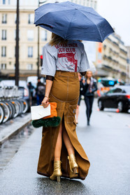 AUTUMN WINTER 2017-2018, AW 17-18, back detail, brown skirt, carhartt, FALL WINTER 2017-2018, fashion week, frenchystyle, full length, fur bag, FW, FW 17-18, golden boots, green fur, grey t shirt, high heels, jonathan paciullo, leather bag, leather shoes, orange bag, PARIS, PFW, printed t shirt, shiny shoes, street style, vertical
