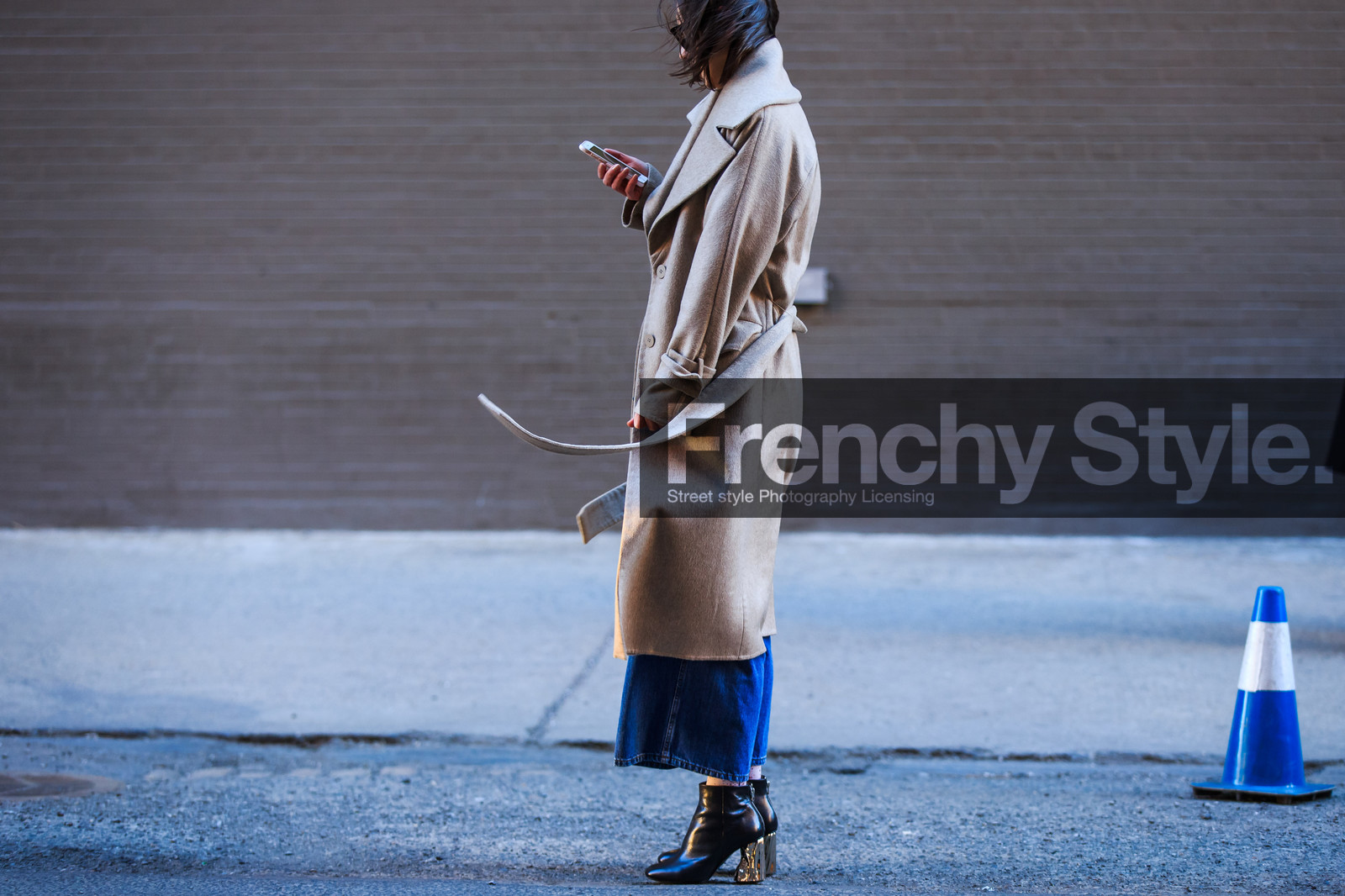 acne studios, atmosphere details, AUTUMN WINTER 2016-2017, AW 16-17, beige coat, black bag, black belt, black boots, blue denim, céline, denim pants, detail, fashion week, frenchystyle, FW, FW 16-17, high heels, horizontal, jeans, jonathan paciullo, leather bag, leather boots, NEW YORK, NYFW, street style, sunglasses, trench coat, trousers, wide pants, woman