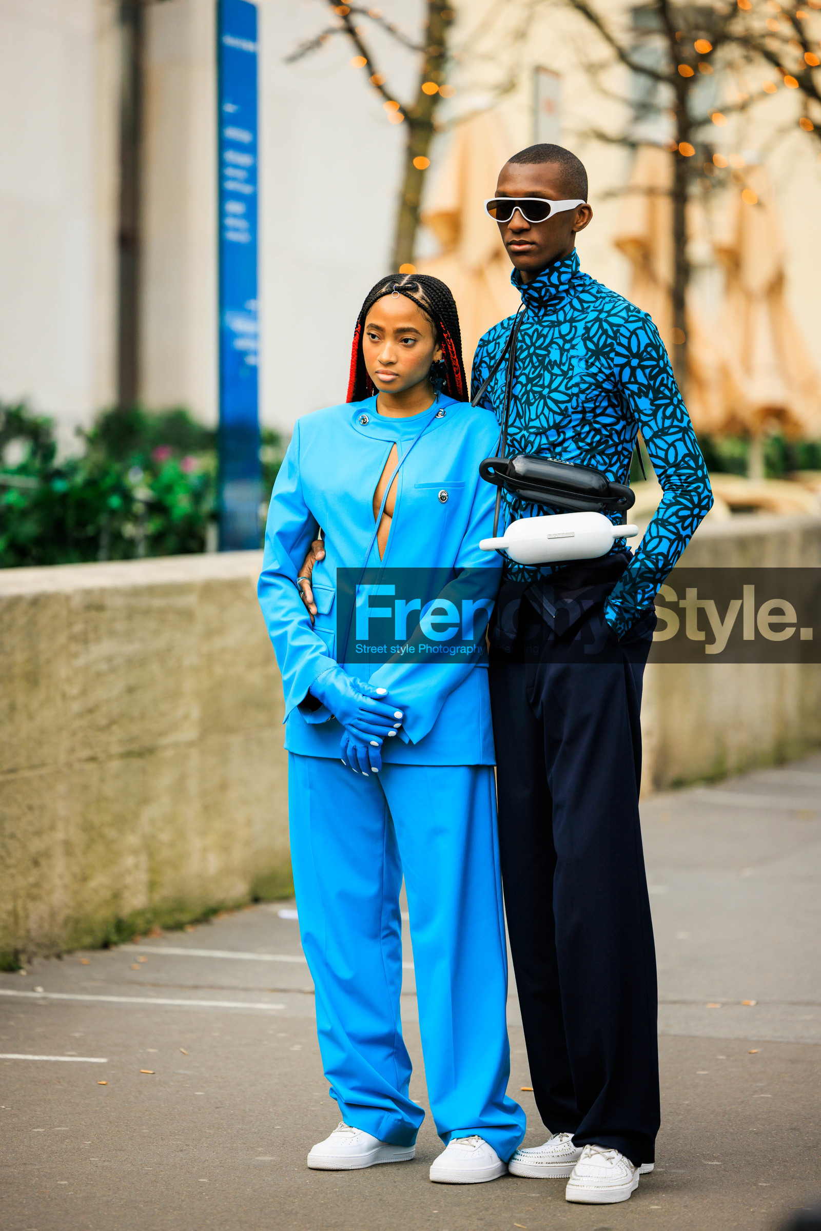 sky blue suit, full blue look, white sneakers, couple, blue gloves, braids, white sunglasses, printed turtleneck, blue turtleneck, black pants, cut out blazer, candace marie, fashion week, frenchystyle, FW, jonathan paciullo, street style, AUTUMN WINTER 2022-2023, FALL WINTER 2022_2023, FW 22-23, PFW, PARIS, vertical, full length, crossbody bag, black and white bag